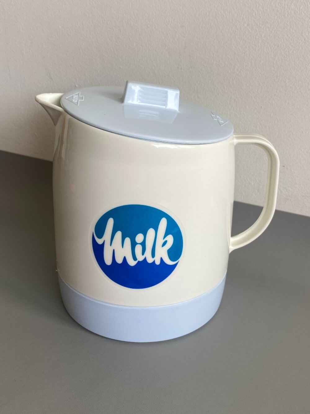 Vinatge Quikut Dairy Farmers Of Ontario Plastic Milk Bag Pitcher Jug With Lid